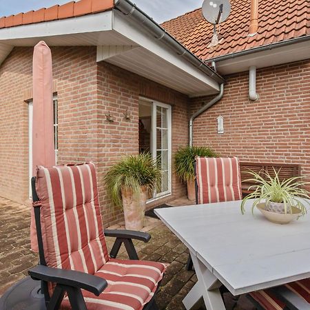 Enticing Holiday Home In Oldenburg With Garden Near Sea Dannau Exterior photo