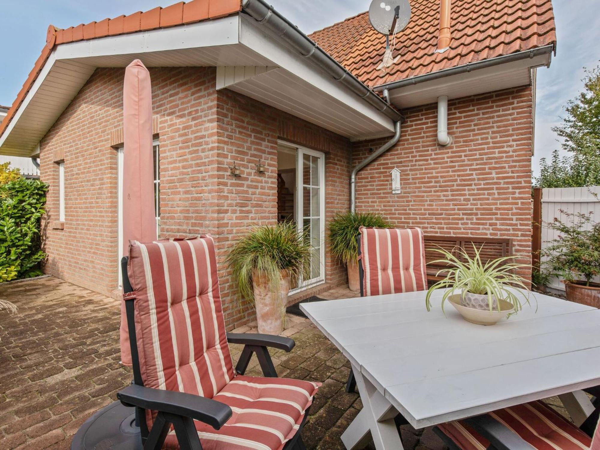 Enticing Holiday Home In Oldenburg With Garden Near Sea Dannau Exterior photo